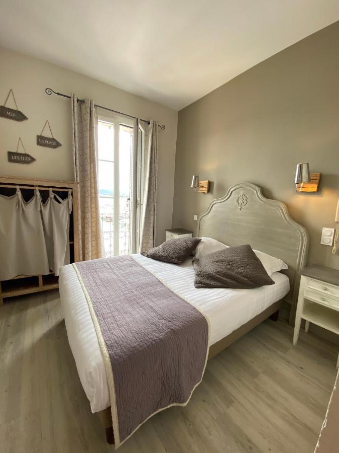 Hotel Restaurant De La Tour Sanary-sur-Mer Bagian luar foto