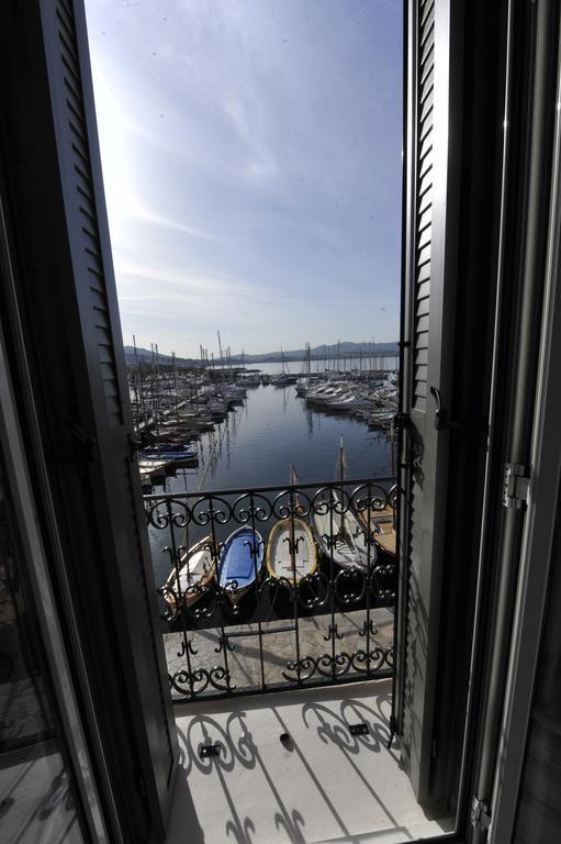 Hotel Restaurant De La Tour Sanary-sur-Mer Bagian luar foto
