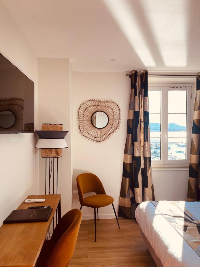 Hotel Restaurant De La Tour Sanary-sur-Mer Bagian luar foto
