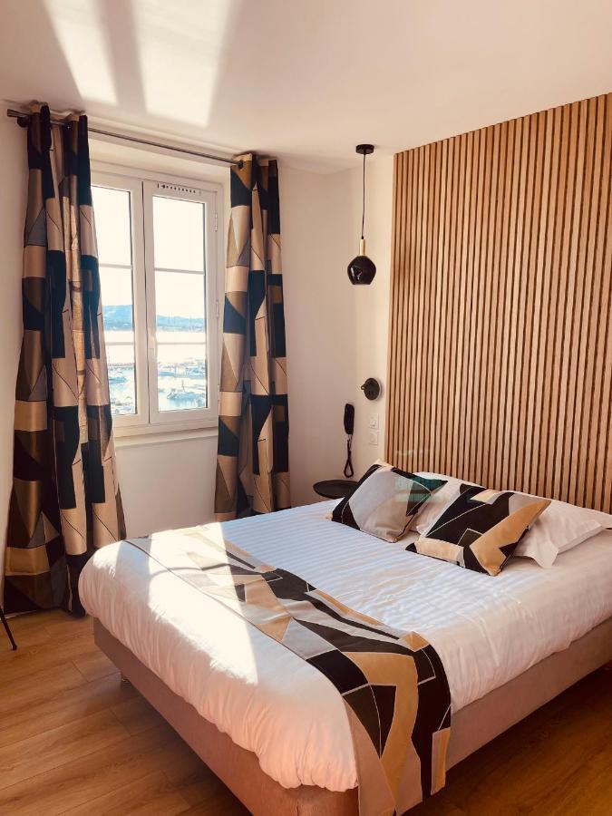 Hotel Restaurant De La Tour Sanary-sur-Mer Bagian luar foto