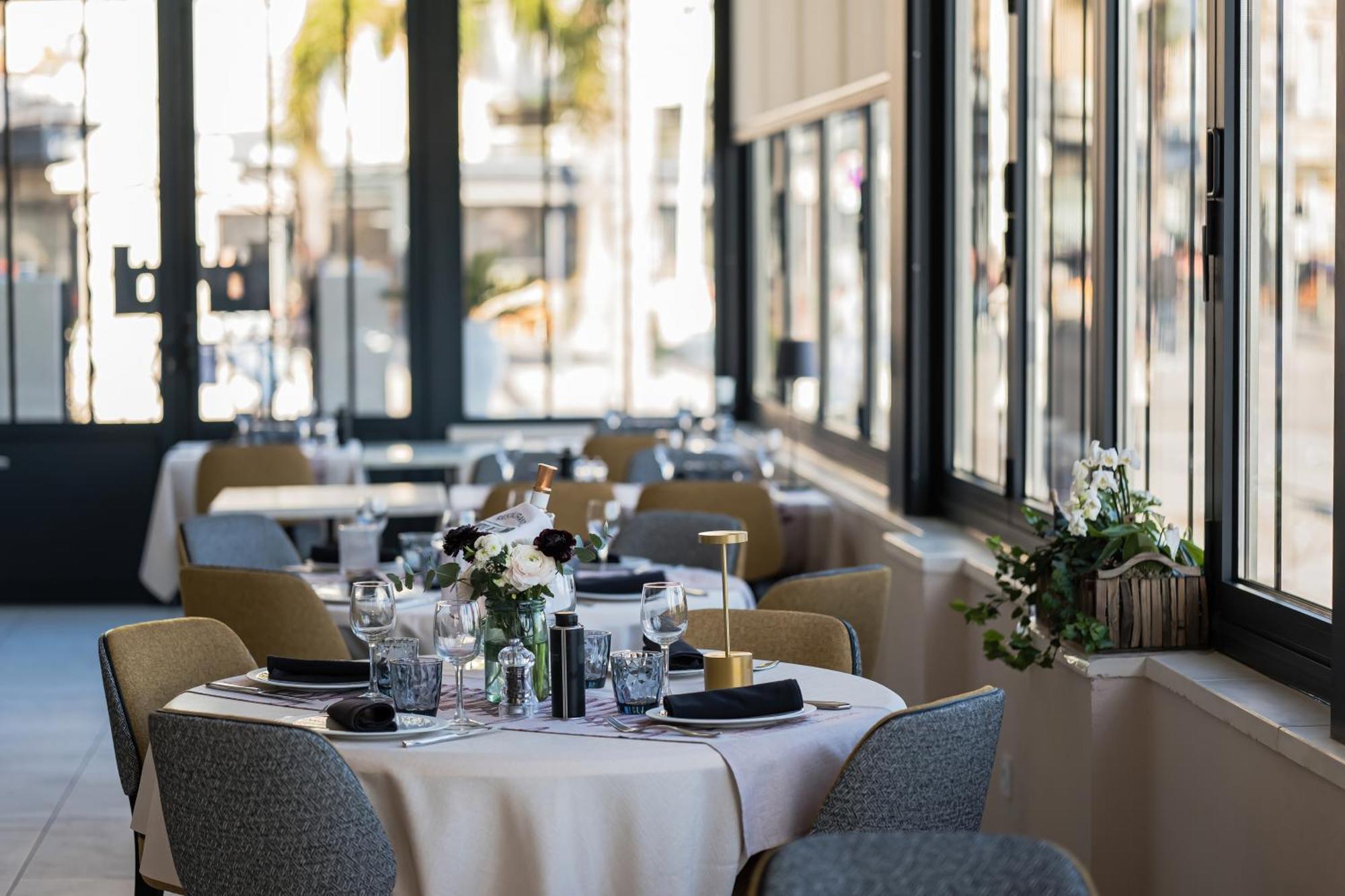 Hotel Restaurant De La Tour Sanary-sur-Mer Bagian luar foto