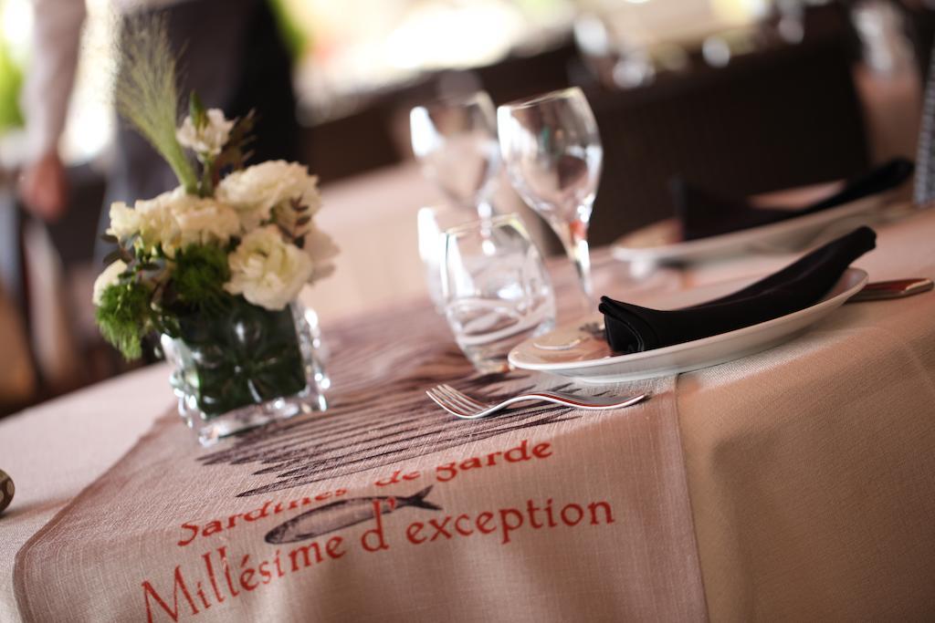 Hotel Restaurant De La Tour Sanary-sur-Mer Bagian luar foto