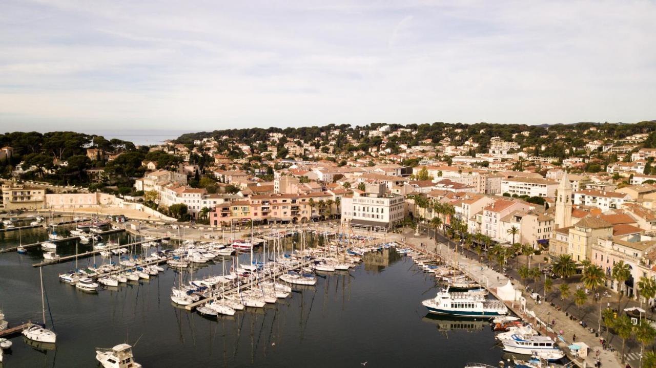 Hotel Restaurant De La Tour Sanary-sur-Mer Bagian luar foto
